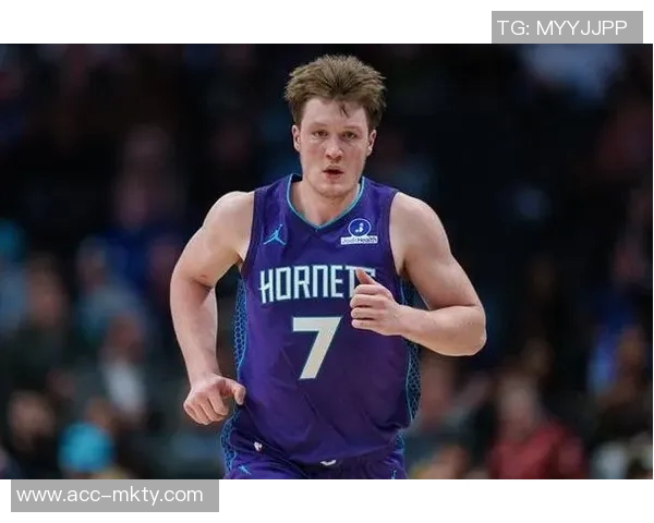 克尼佩尔昨日崴脚伤退今日现身兄弟高中比赛走路正常未佩戴护具